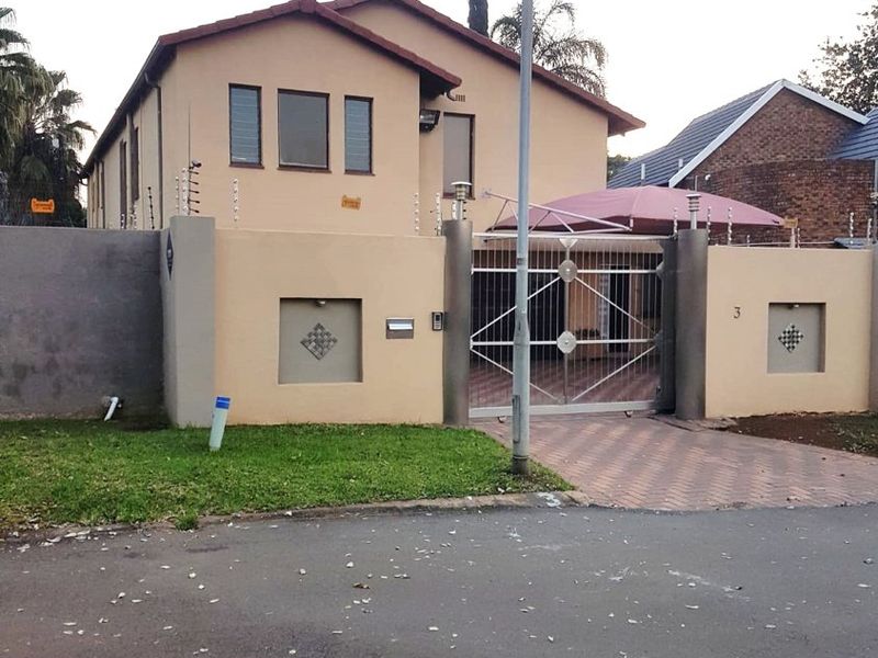 Spacious 4-Bedroom Family Home with Cottage, Pool, and Top Security - Photo 2