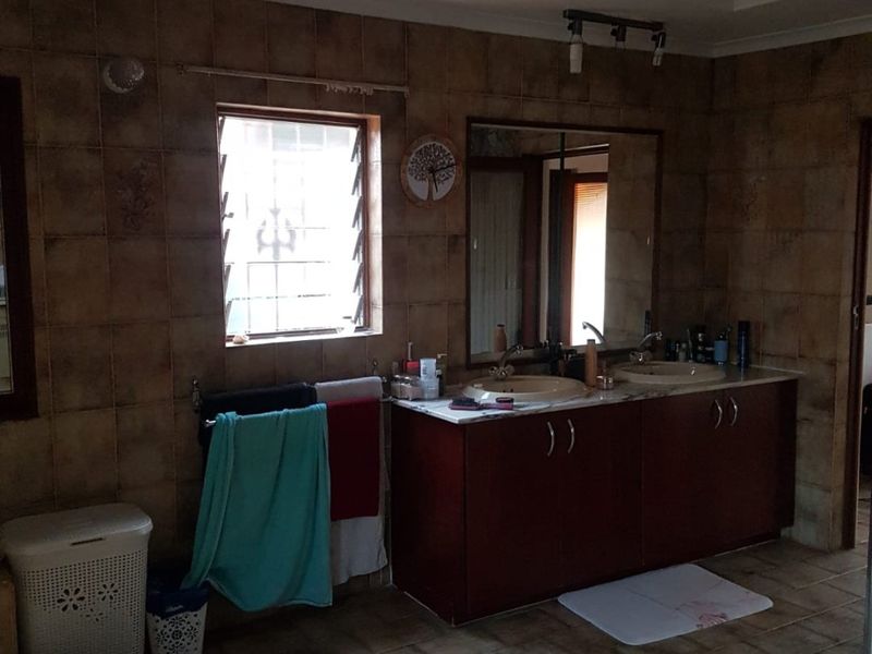 Spacious 4-Bedroom Family Home with Cottage, Pool, and Top Security - Photo 6