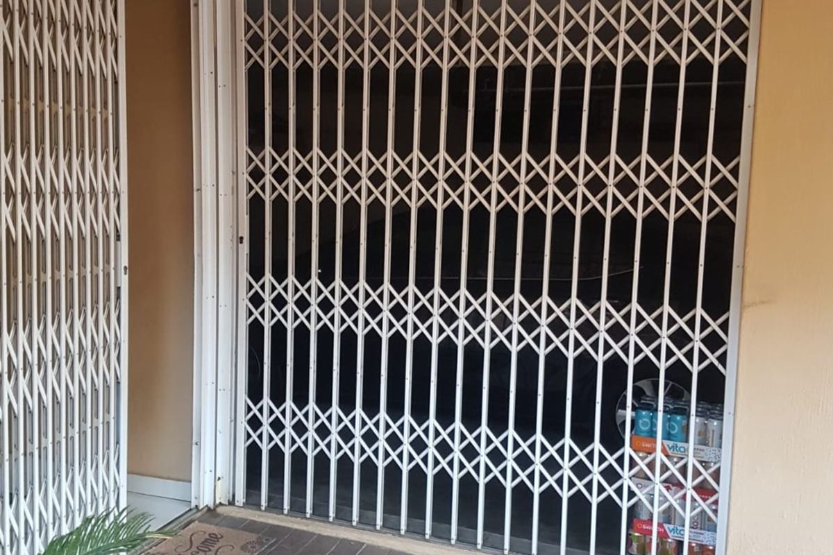 Spacious 4-Bedroom Family Home with Cottage, Pool, and Top Security - Photo 5