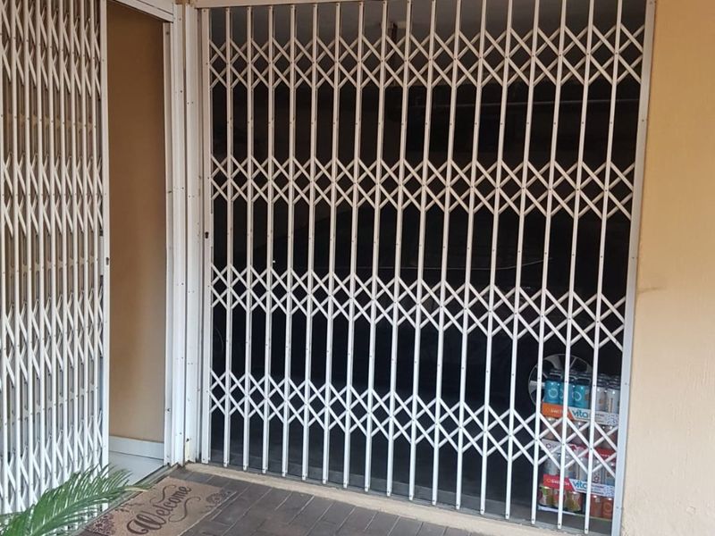 Spacious 4-Bedroom Family Home with Cottage, Pool, and Top Security - Photo 5