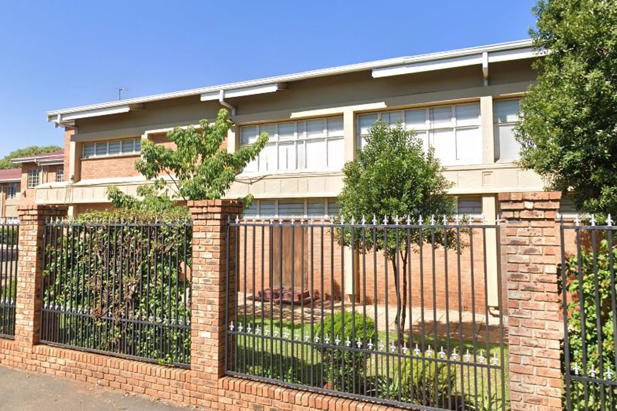 Modern 2-Bedroom Flat with Garden, Garage, and Secure Living - Photo 4