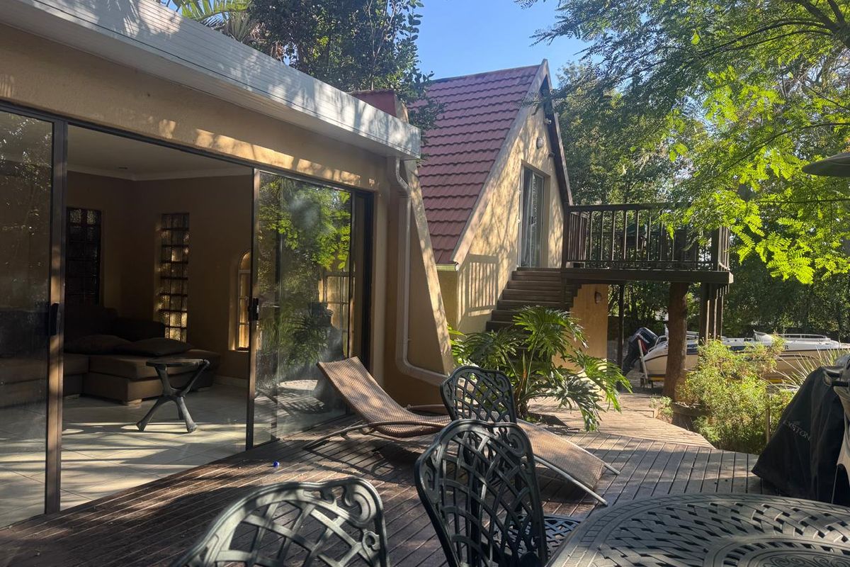 Spacious Family Home with Cottages and Excellent Features - Photo 4