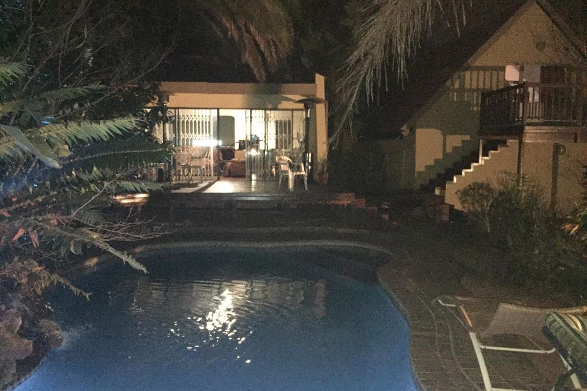 Spacious Family Home with Cottages and Excellent Features - Photo 3