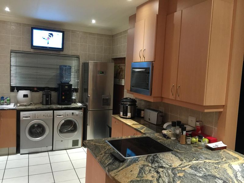 Spacious Family Home with Cottages and Excellent Features - Photo 10