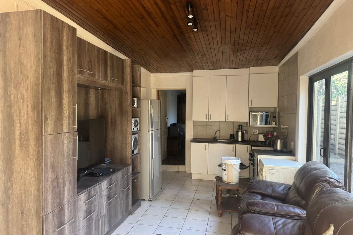 Spacious Family Home with Cottages and Excellent Features - Photo 5