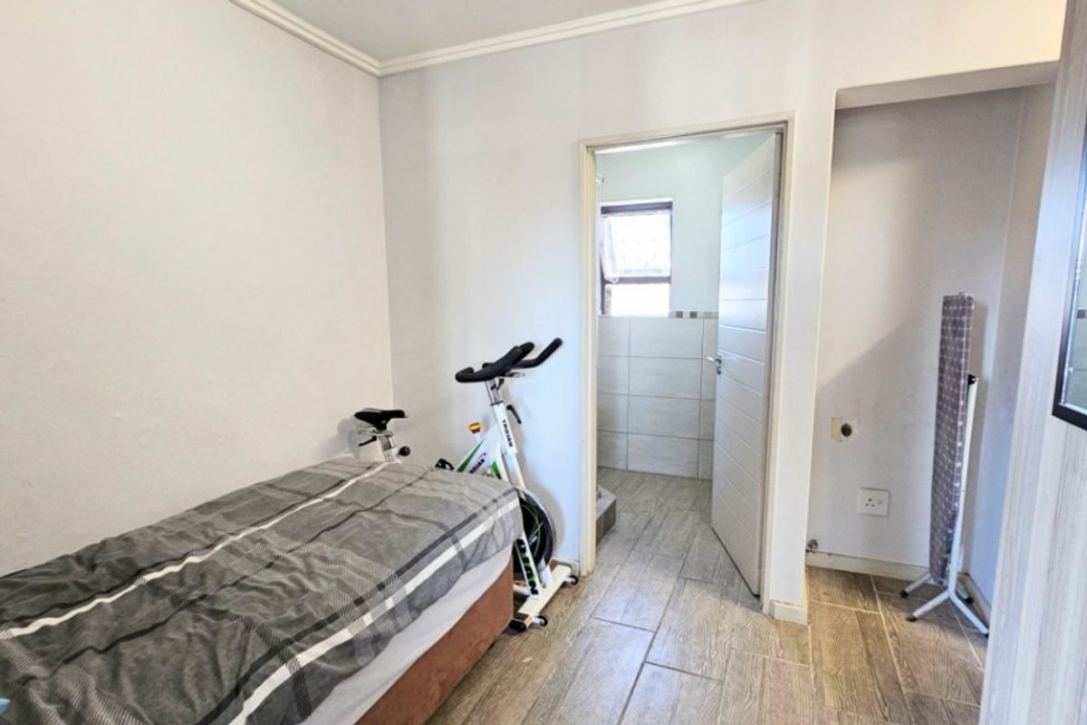 Neat 1-Bedroom Townhouse in Secure Complex - Photo 4