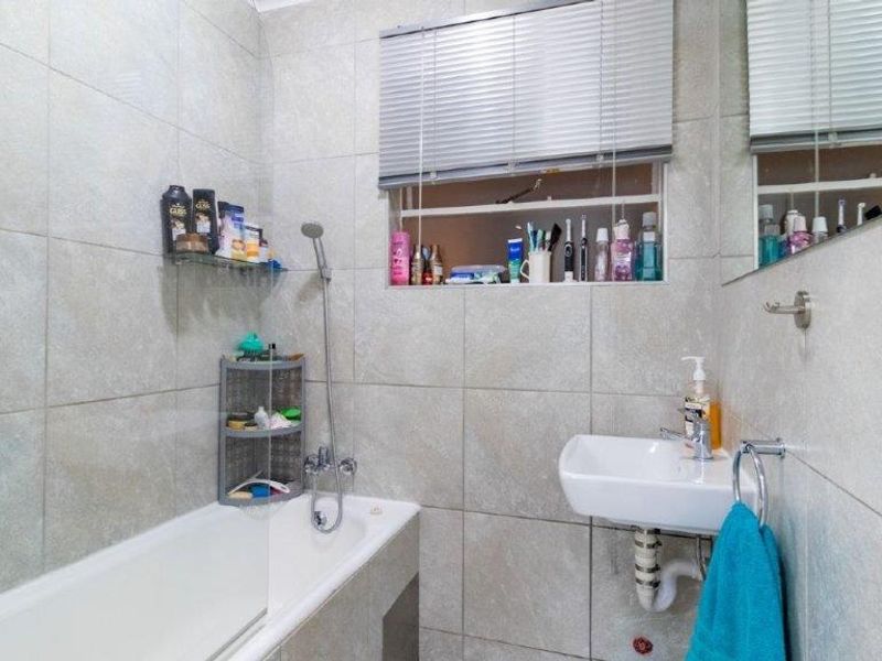Modern 2-Bedroom Flat in Secure Complex - Photo 8