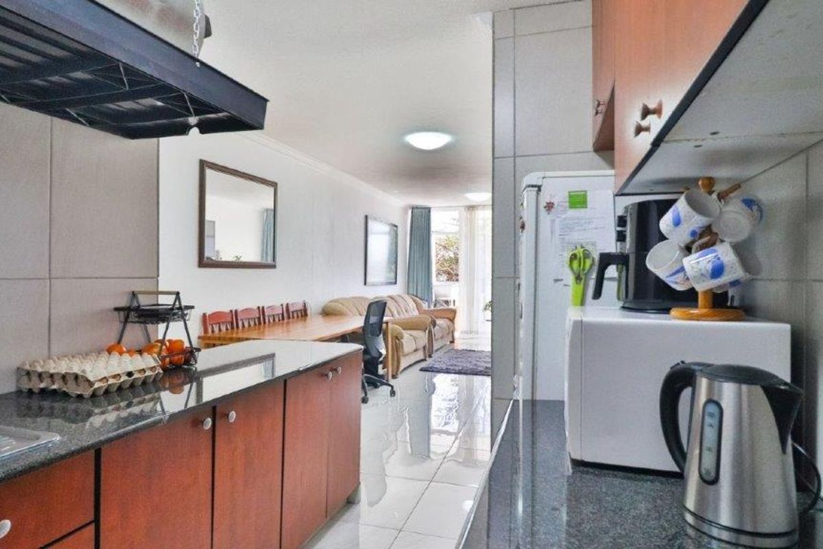 Modern 2-Bedroom Flat in Secure Complex - Photo 2