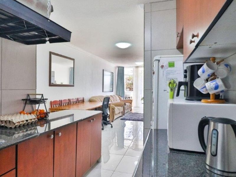 Modern 2-Bedroom Flat in Secure Complex - Photo 2