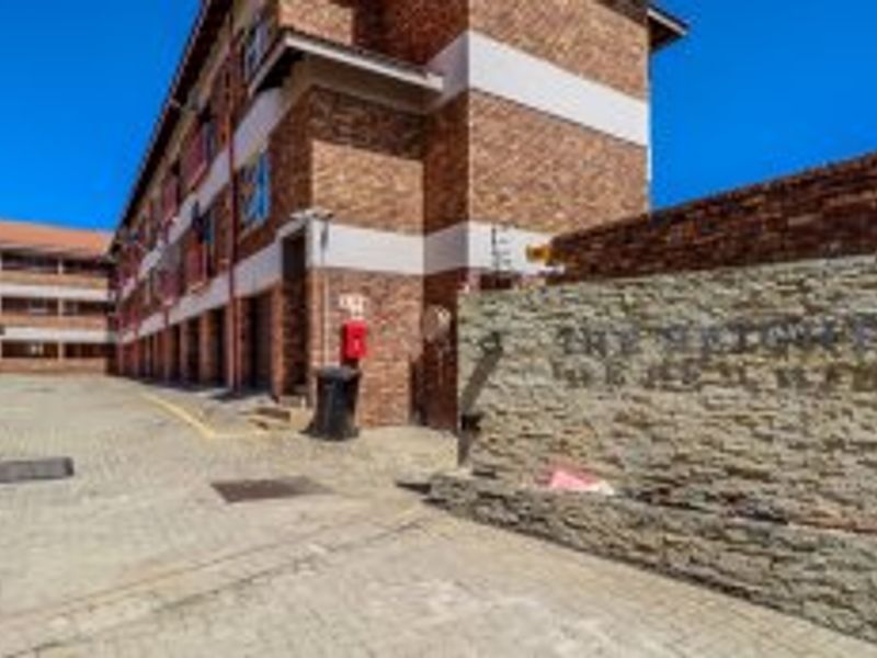2 Bed Flat – Modern Comfort and Security - Photo 2