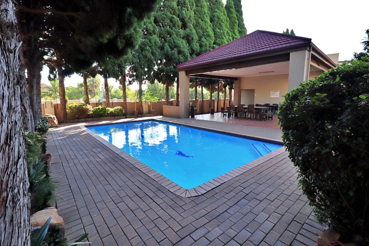 Spacious 1-Bedroom Flat with Study in Secure Complex - Photo 5