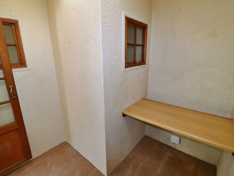 Spacious 1-Bedroom Flat with Study in Secure Complex - Photo 9