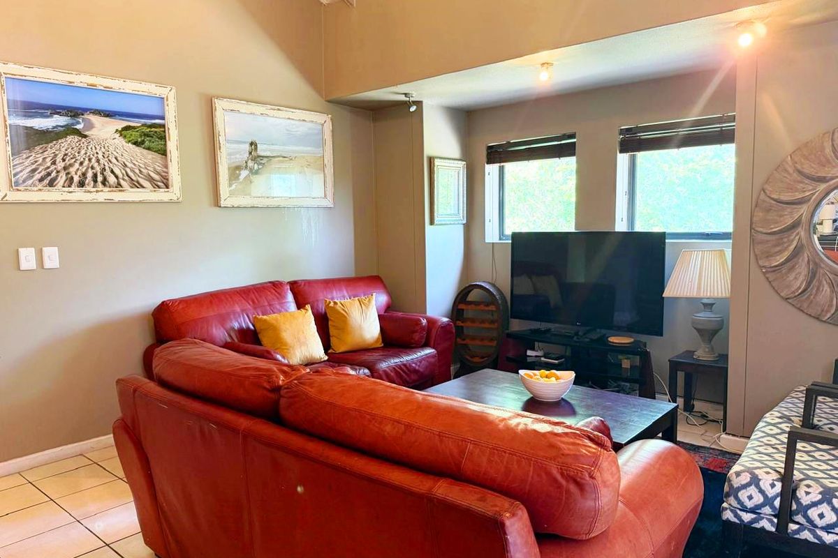 Elevated Living: Secure Top-Floor Apartment with Nature Reserve Views & Direct Mall Access - Photo 4