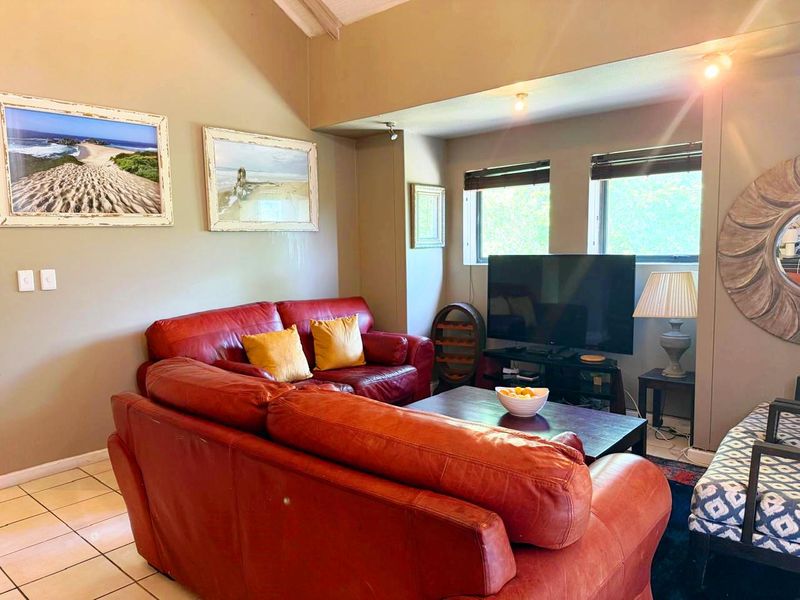 Elevated Living: Secure Top-Floor Apartment with Nature Reserve Views & Direct Mall Access - Photo 4