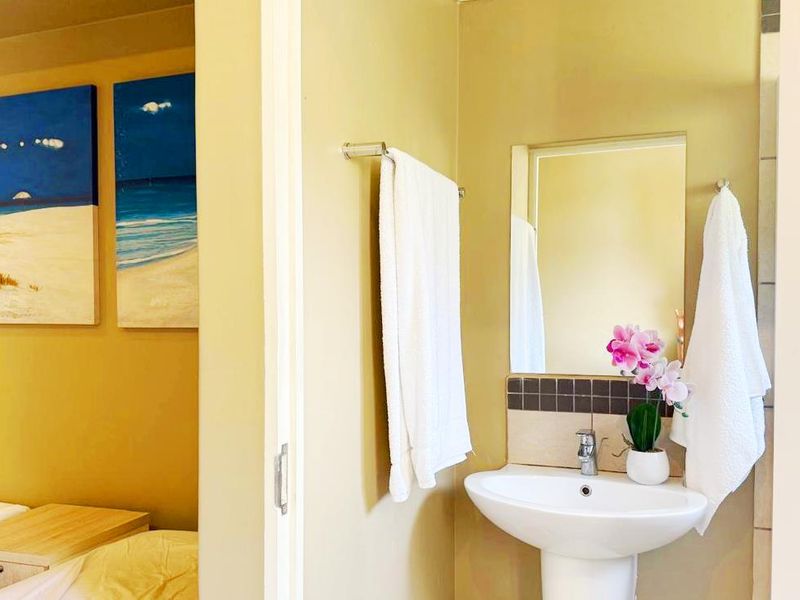 Elevated Living: Secure Top-Floor Apartment with Nature Reserve Views & Direct Mall Access - Photo 10