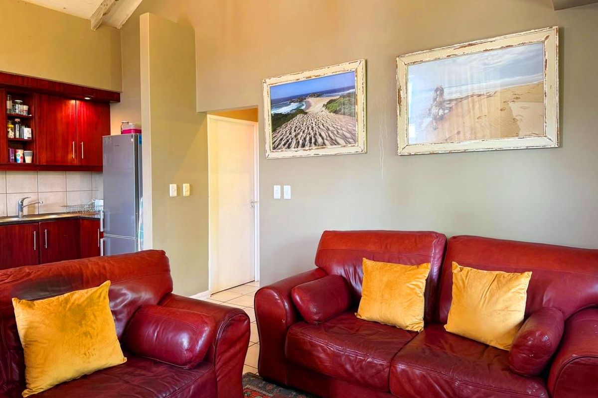 Elevated Living: Secure Top-Floor Apartment with Nature Reserve Views & Direct Mall Access - Photo 5