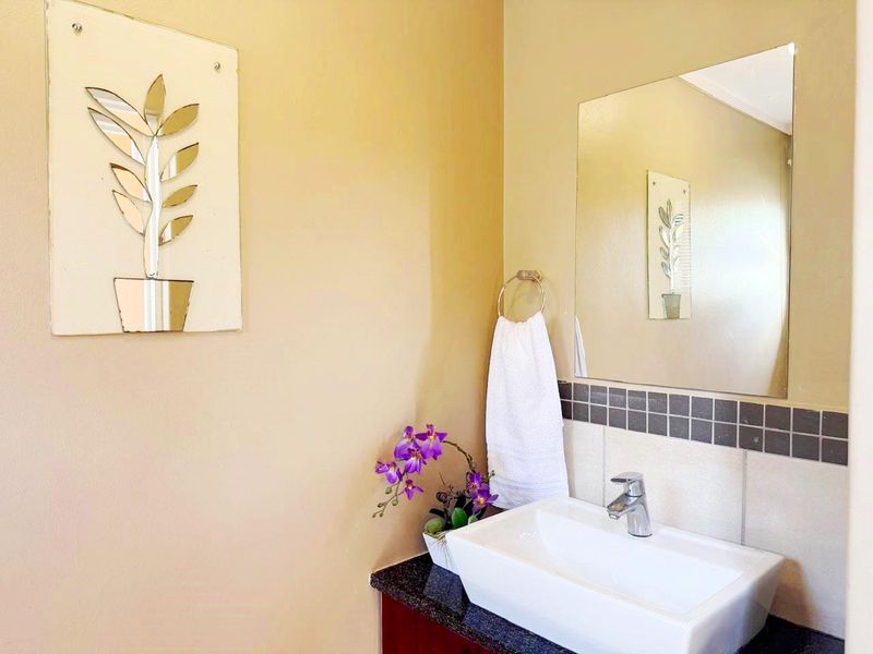 Elevated Living: Secure Top-Floor Apartment with Nature Reserve Views & Direct Mall Access - Photo 8