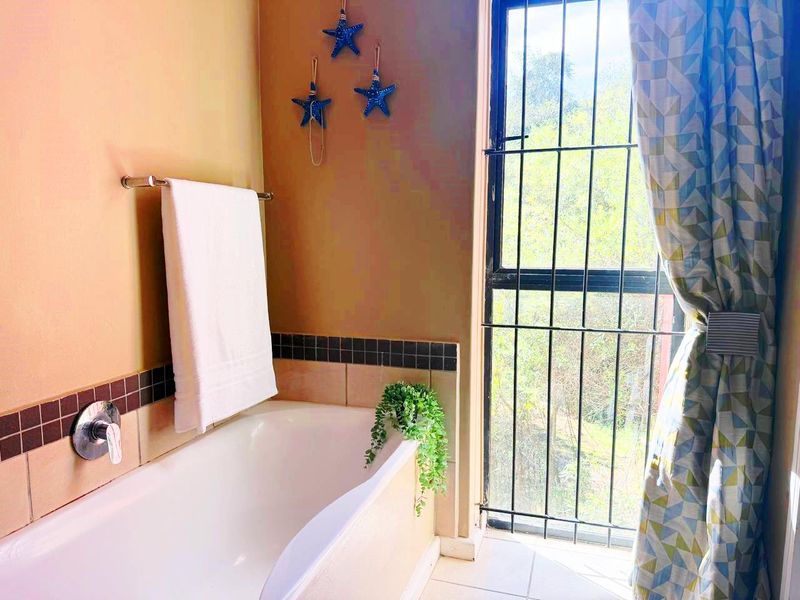 Elevated Living: Secure Top-Floor Apartment with Nature Reserve Views & Direct Mall Access - Photo 7