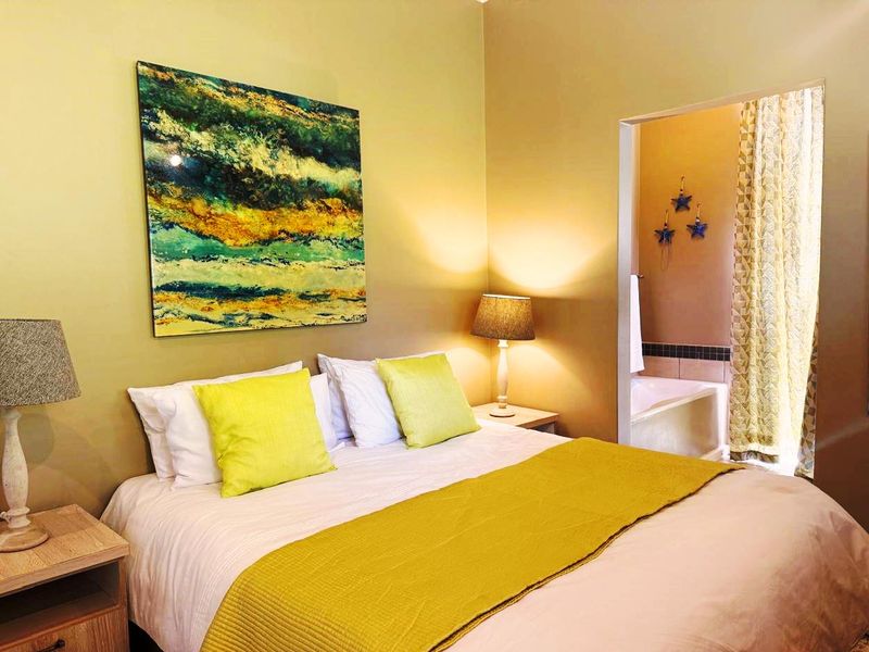 Elevated Living: Secure Top-Floor Apartment with Nature Reserve Views & Direct Mall Access - Photo 6