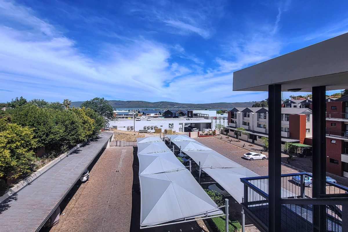 Elevated Living: Secure Top-Floor Apartment with Nature Reserve Views & Direct Mall Access - Photo 2