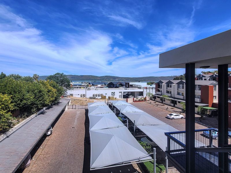 Elevated Living: Secure Top-Floor Apartment with Nature Reserve Views & Direct Mall Access - Photo 2