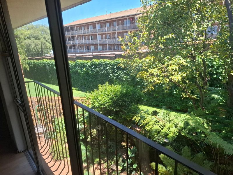 Secure 2 bedroom 2 bathroom townhouse - Photo 5