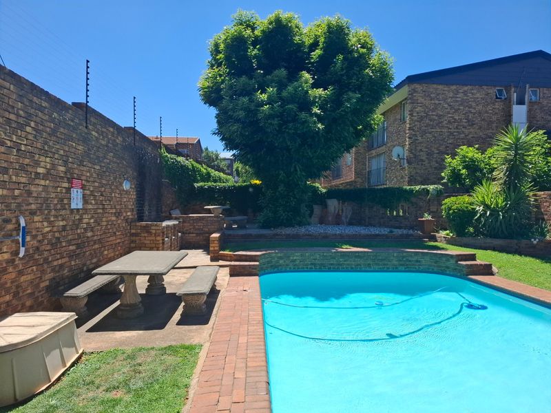 Secure 2 bedroom 2 bathroom townhouse - Photo 2