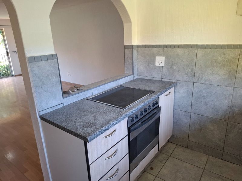 Secure 2 bedroom 2 bathroom townhouse - Photo 8