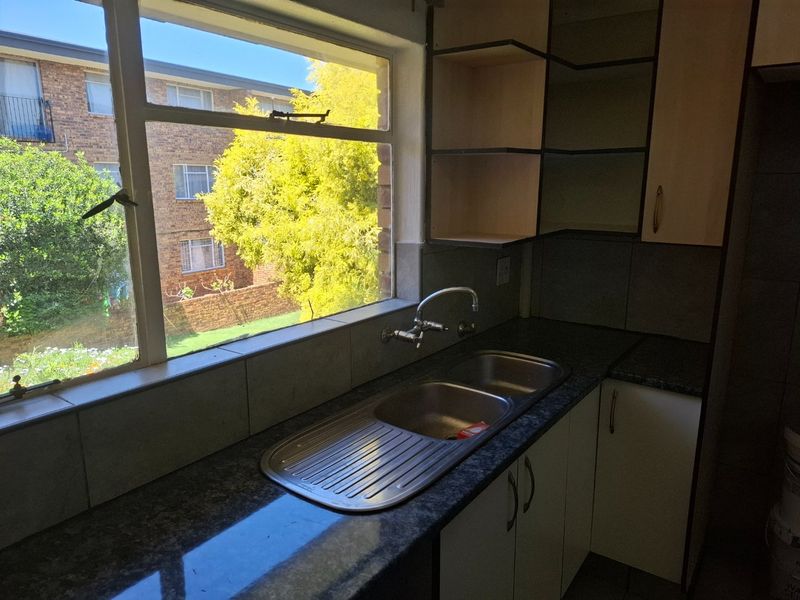 Secure 2 bedroom 2 bathroom townhouse - Photo 7