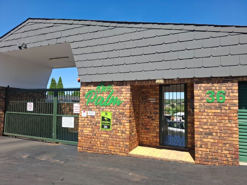 Secure 2 bedroom 2 bathroom townhouse - Photo 3