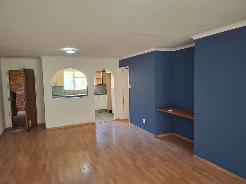 Secure 2 bedroom 2 bathroom townhouse - Photo 6