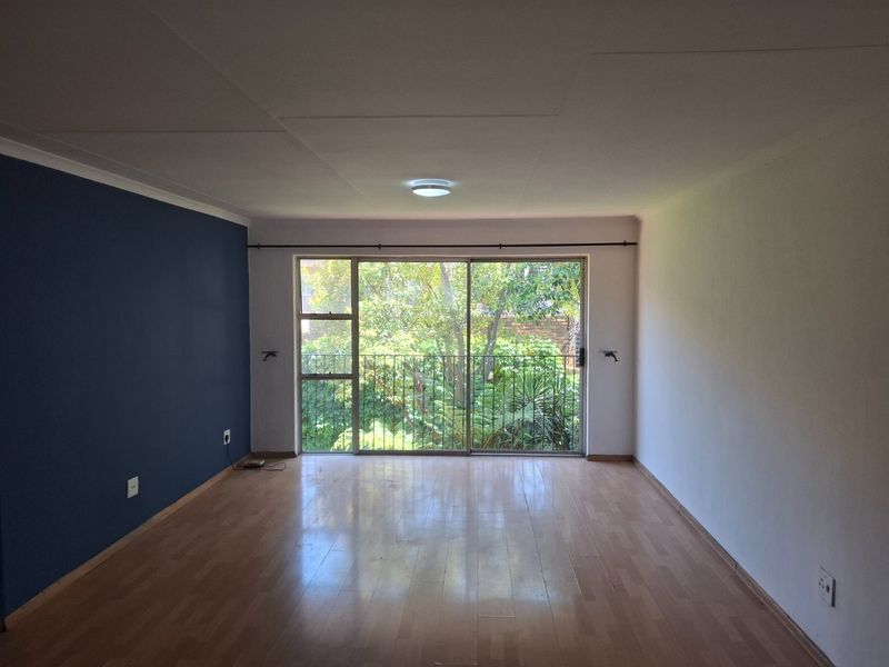 Secure 2 bedroom 2 bathroom townhouse - Photo 4