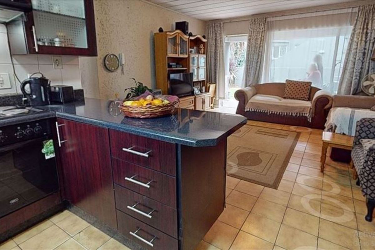 Charming Family Home with Pool and Modern Comforts - Photo 2