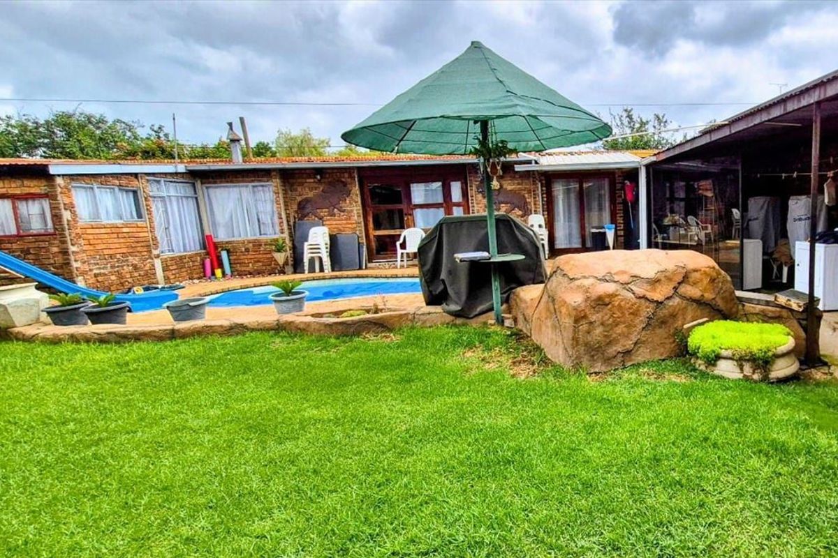 Grand 9-Bedroom Home - Photo 3