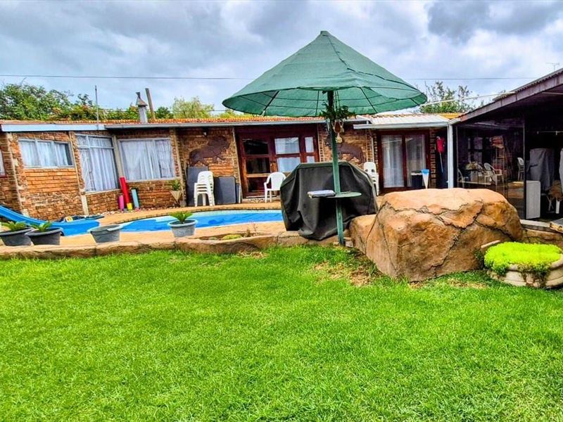 Grand 9-Bedroom Home - Photo 3