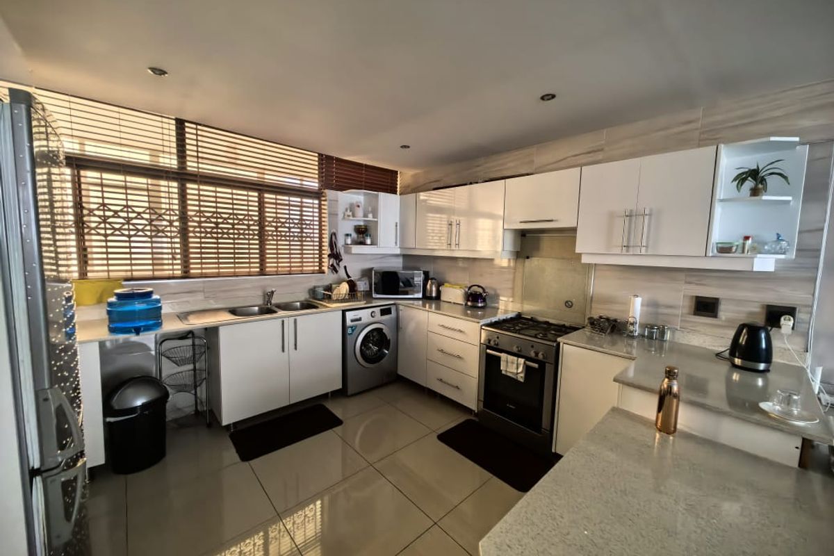 2 Bedrooms, 1.5 Bathroom Apartment For Sale In North Beach, Durban - Photo 3
