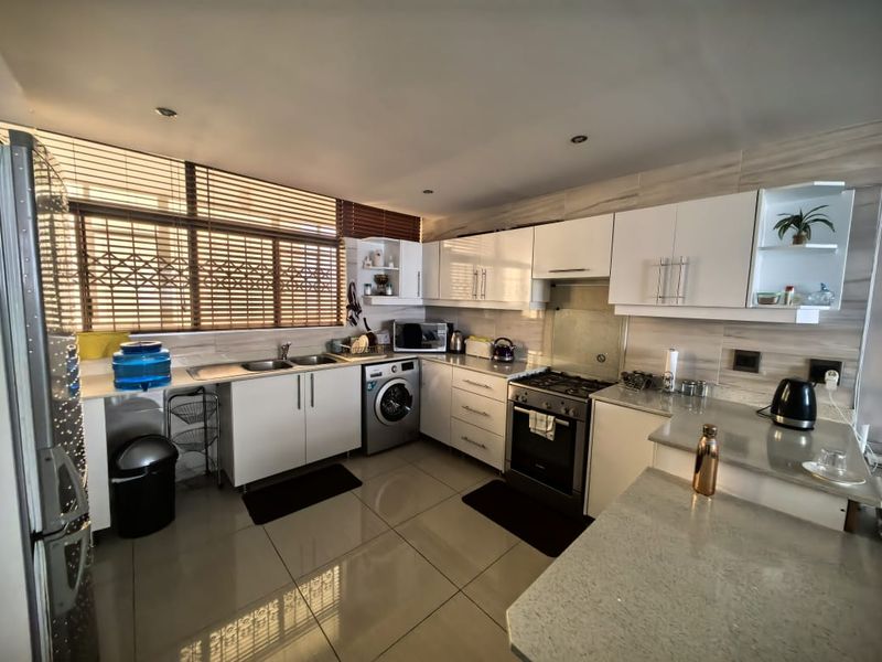 2 Bedrooms, 1.5 Bathroom Apartment For Sale In North Beach, Durban - Photo 3