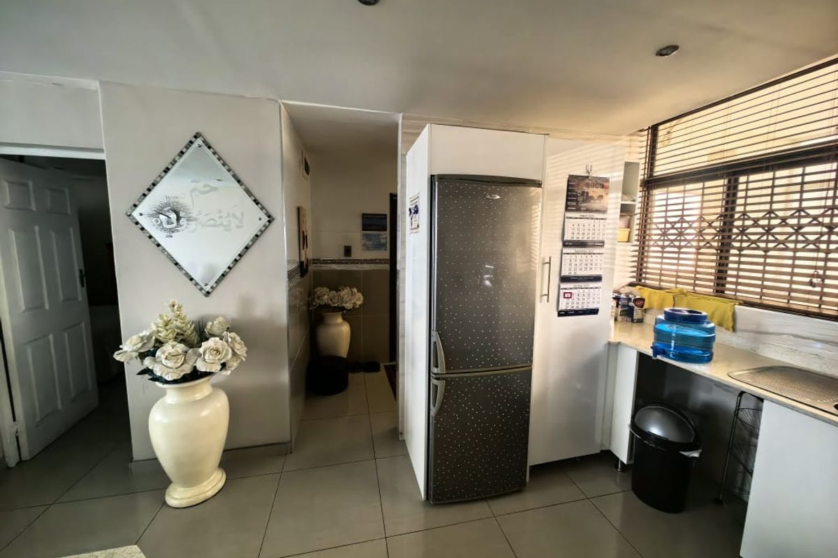 2 Bedrooms, 1.5 Bathroom Apartment For Sale In North Beach, Durban - Photo 2