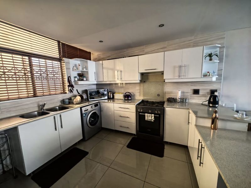 2 Bedrooms, 1.5 Bathroom Apartment For Sale In North Beach, Durban - Photo 5