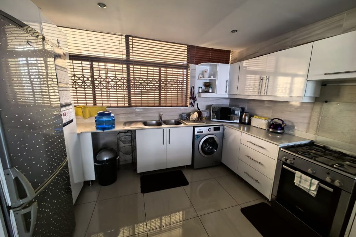 2 Bedrooms, 1.5 Bathroom Apartment For Sale In North Beach, Durban - Photo 4