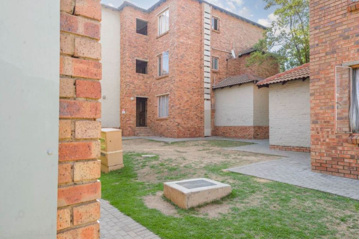 TWO BEDROOMS AND TWO BATHROOMS - Photo 3