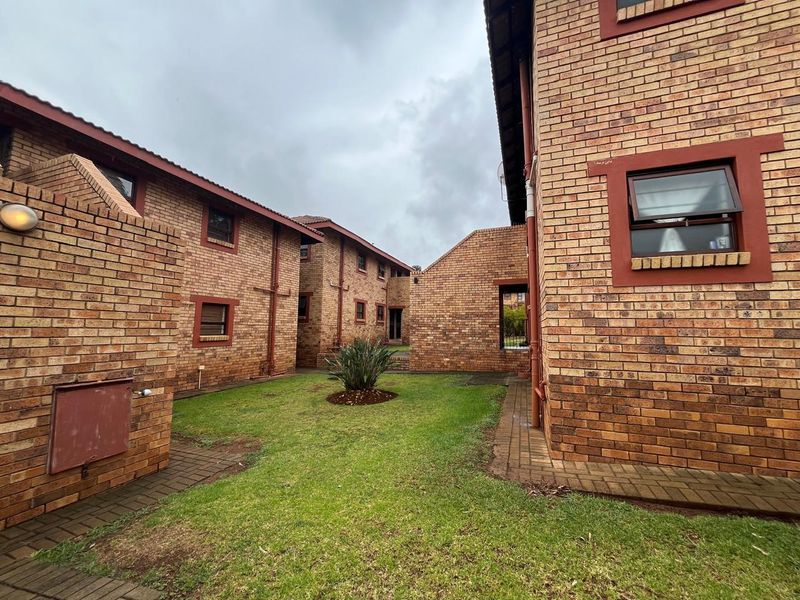 Spacious 2-Bedroom Simplex with Study and Modern Kitchen - Photo 7