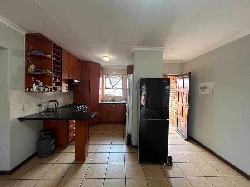 Spacious 2-Bedroom Simplex with Study and Modern Kitchen - Photo 8