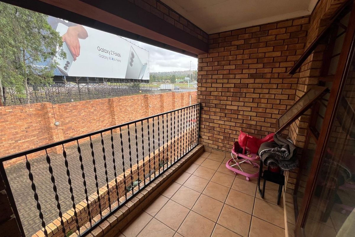 Spacious 2-Bedroom Simplex with Study and Modern Kitchen - Photo 4