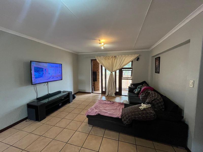 Spacious 2-Bedroom Simplex with Study and Modern Kitchen - Photo 3