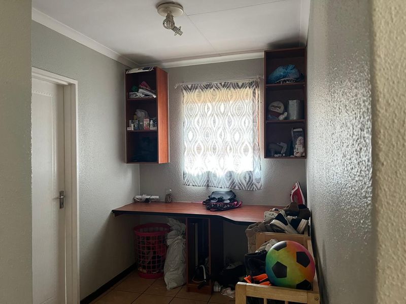 Spacious 2-Bedroom Simplex with Study and Modern Kitchen - Photo 5