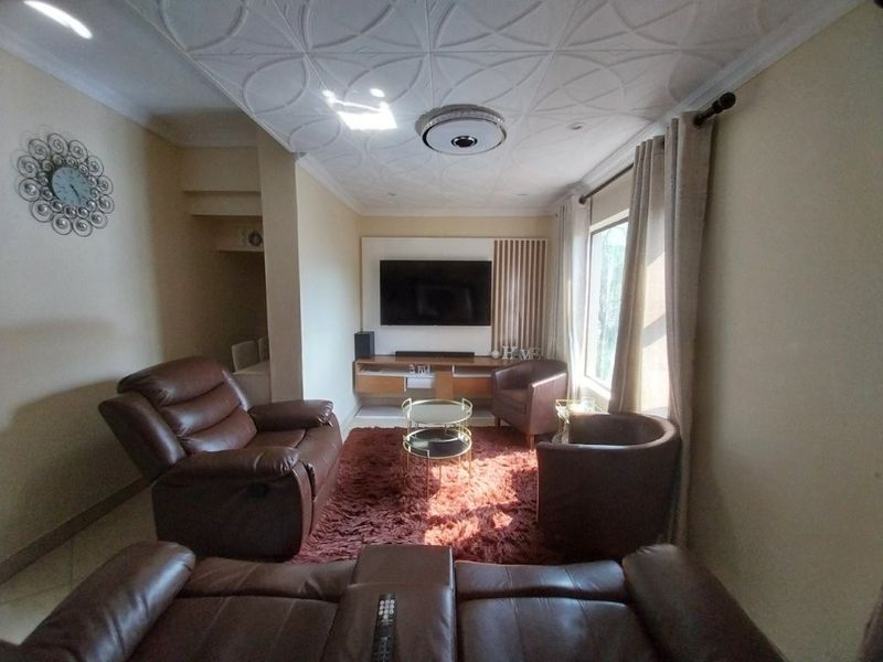 Modern 2-Bedroom Duplex with 24-Hour Security & Stylish Finishes - Photo 2
