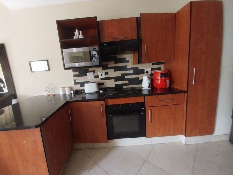 Modern 2-Bedroom Duplex with 24-Hour Security & Stylish Finishes - Photo 3