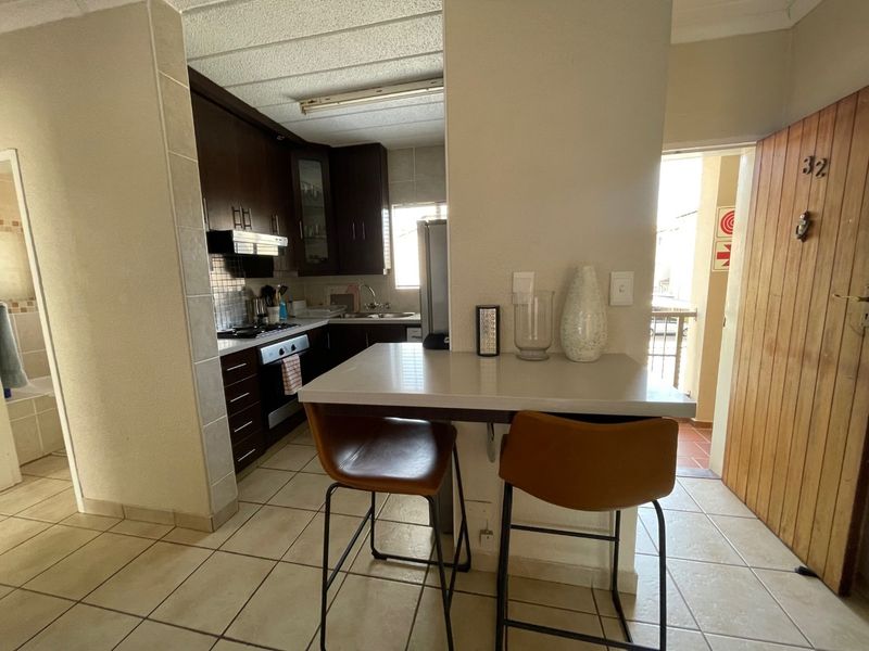 Cozy 2-Bed Flat with Modern Comforts - Photo 4