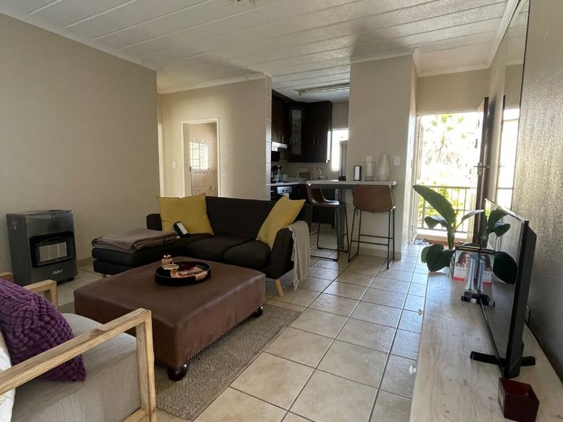 Cozy 2-Bed Flat with Modern Comforts - Photo 2